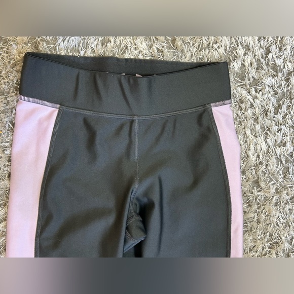 Under Armour athletic yoga leggings short gray with Purple stripes Womens Sz S - Picture 5 of 10
